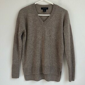 Tahari 2 Ply 100% cashmere V neck Sweater